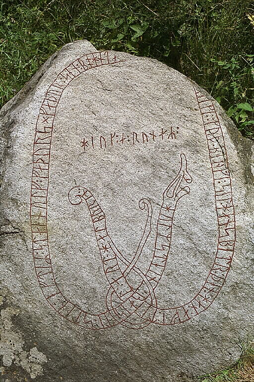 Runes written on jordfast stenblock, granit. Date: V